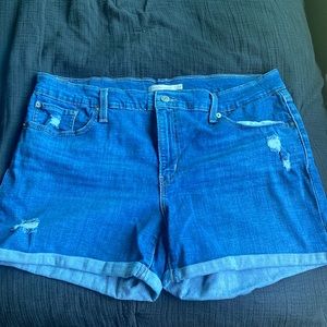 LEVIS MID LENGTH SHORTS